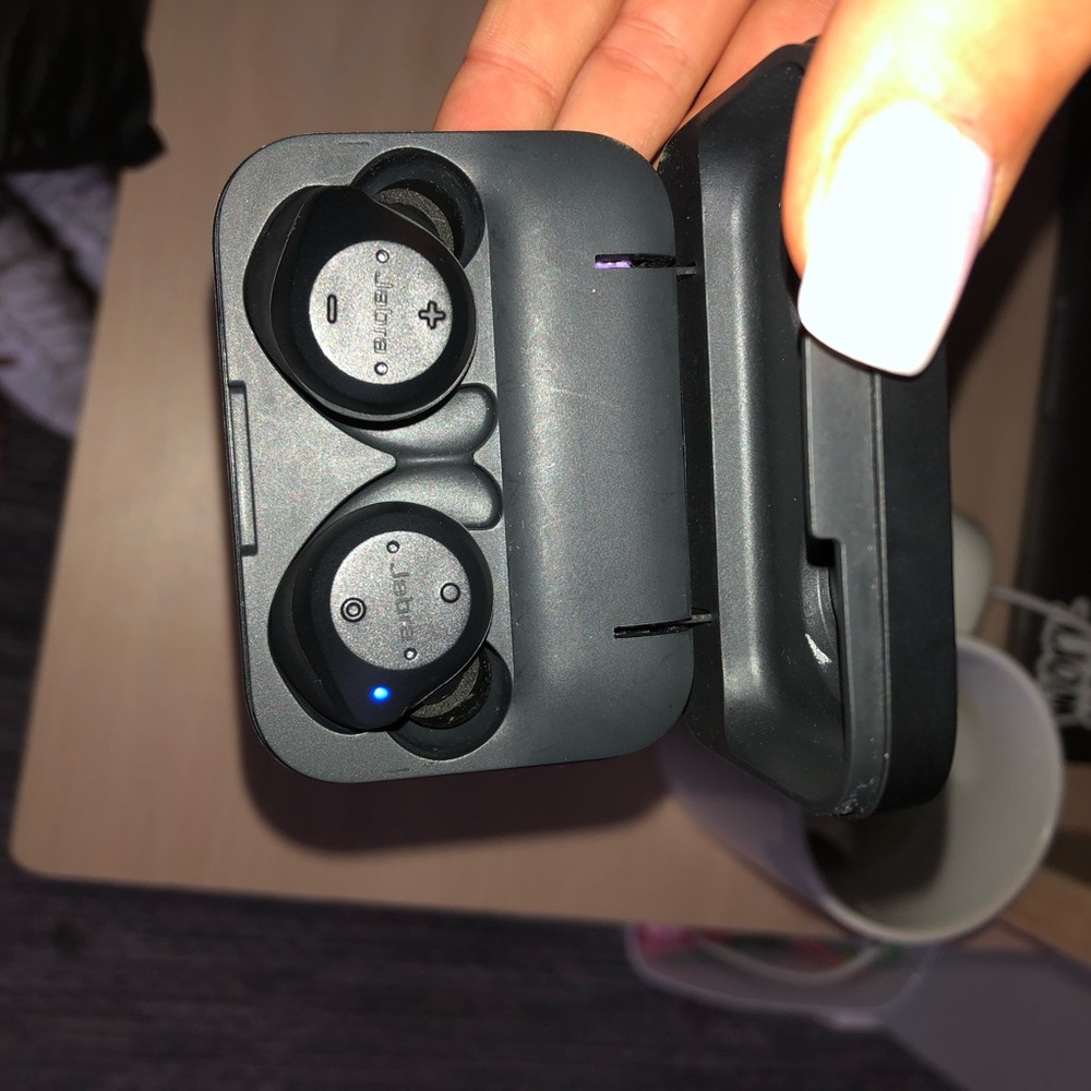 Jabra elite wireless buds. Worn a few times.